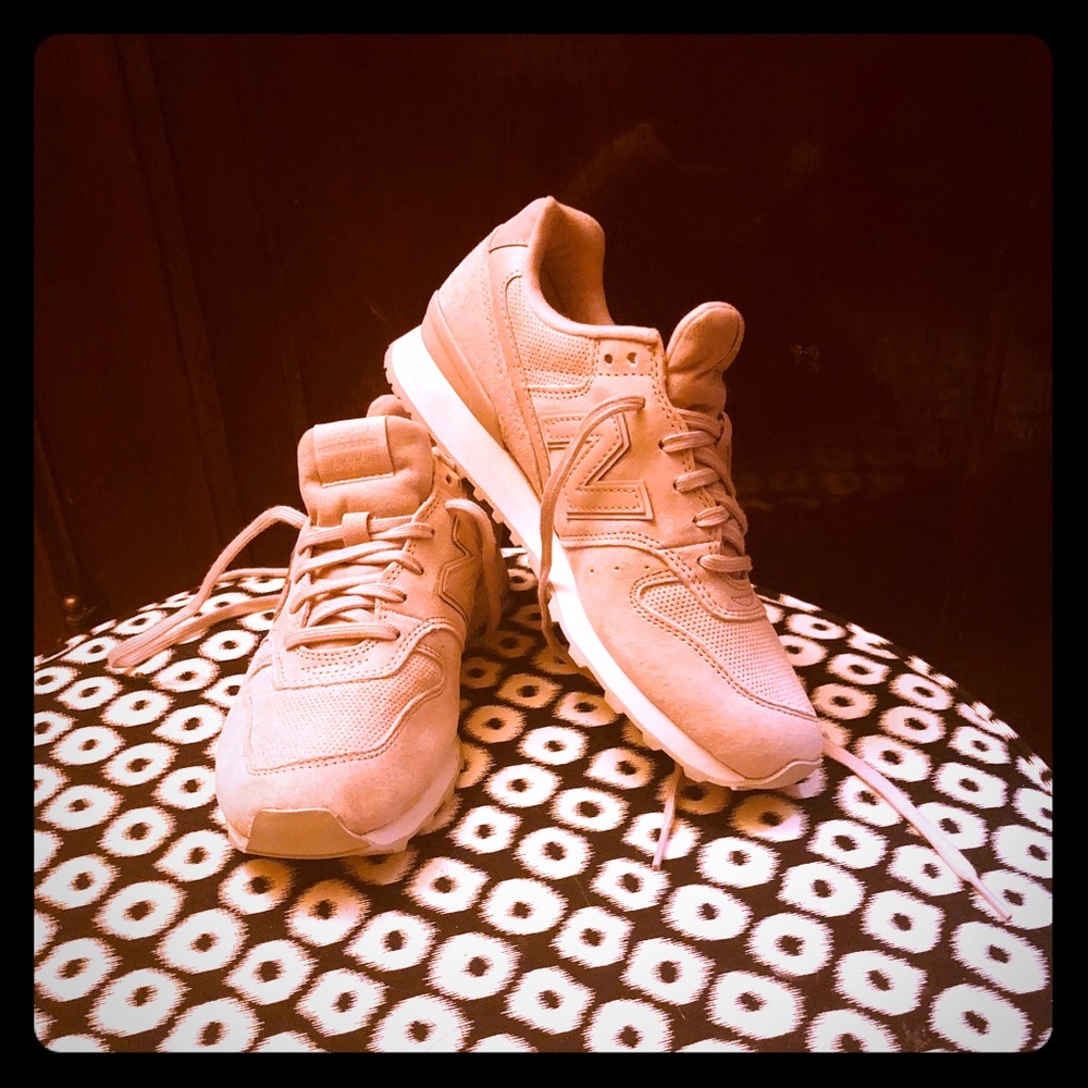 NIKE NEW BALANCE 696 RETRO SNEAKER - WOMEN'S